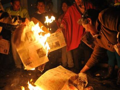 Sostenedores del presidente Correa queman copias de &#039;El Universo&#039;. 
