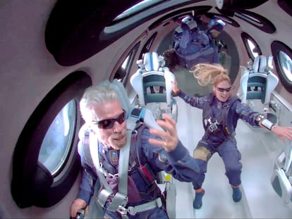 Richard Branson, a la izquierda, a bordo de su nave espacial