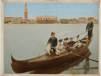 Paula Florido, mujer de L&aacute;zaro Galdiano, con sus hijos en Venecia. 