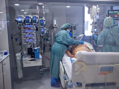 Dos sanitarias atienden a un paciente con covid en el Hospital de Bellvitge de Barcelona el 20 de enero.