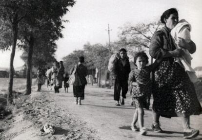 Acabada la guerra, muchas familias abandonaron la capital en busca de lugares más seguros. Algunos afortunados tenían carro para la huida, otros tenían que hacerla a pie y cargando con sus pertenencias.