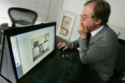 Nicholas Negroponte trabaja con un prototipo de ordenador de bajo coste el pasado marzo.
