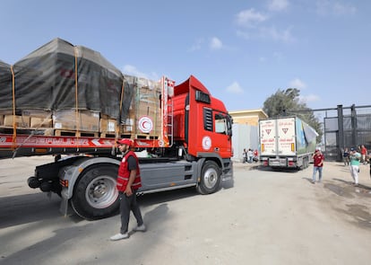 Segundo convoy de 17 camiones con ayuda humanitaria entra en la Franja por el paso fronterizo de Rafah, este domingo. 