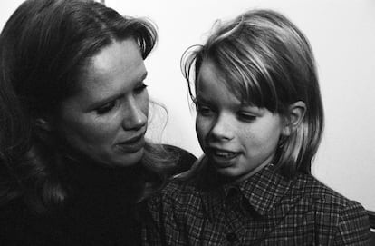 Liv Ullmann con su hija Linn Ullmann a inicios de los setenta.