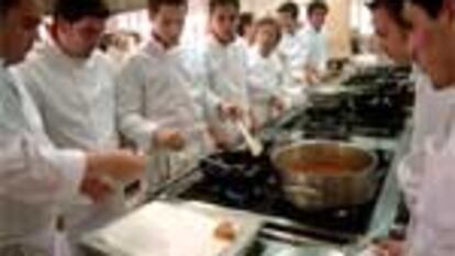 Estudiantes de FP preparan la comida en la cocina del Instituto María de Zayas de Majadahonda, Madrid.
