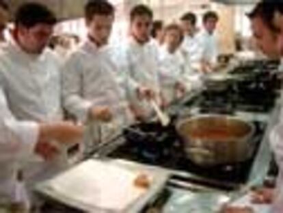 Estudiantes de FP preparan la comida en la cocina del Instituto María de Zayas de Majadahonda, Madrid.
