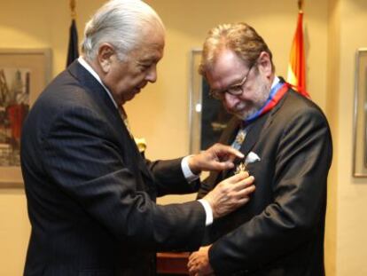 Juan Luis Cebrián recebe a medalha das mãos do embaixador do Chile, Sergio Romero.