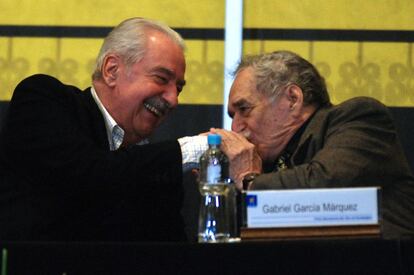 Gabriel García Marquez (d), besa la mano de Álvaro Mutis, durante el homenaje que se le tributó a éste en la Feria del Libro de Guadalajara (México) el 25 de noviembre de 2007.