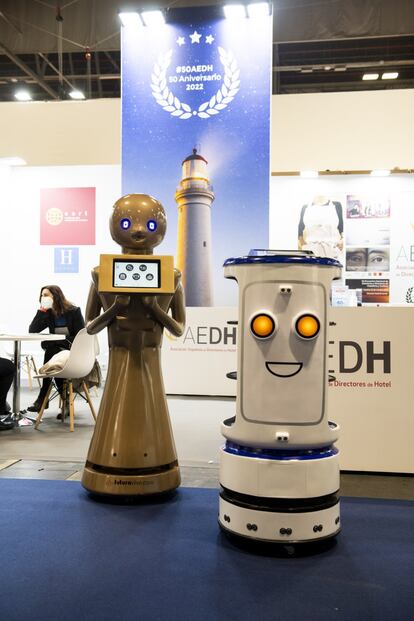 Robots con vocación de servir y atender nuestros deseos. Inteligencias artificiales de aspecto humanoide y 'look' retrofuturista se pasean cada año por la moqueta de Fitur provocando sorpresa y más de una carcajada cuando irrumpen a nuestro paso. Podremos interactuar con ellos de múltiples maneras, pero si realmente nos interesa cómo la tecnología está revolucionando el sector turístico será mejor participar en alguno de los foros de FITURtechY 2022, donde se presentan las últimas tendencias en innovación.
