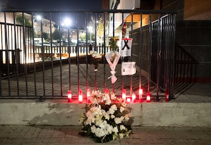 Altar colocado en el lugar donde Iván fue golpeado hasta la muerte, en Velilla de San Antonio, Madrid.