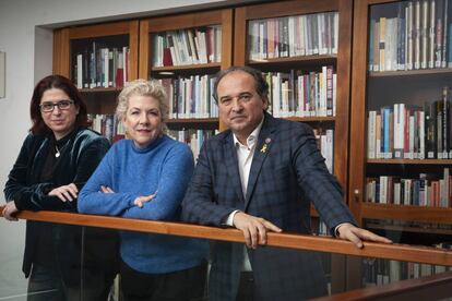 De izquierda a derecha, Angels Gregori, presidenta del PEN catalan, Jennifer Clement, presidenta del PEN internacional y Carles Torner, director ejecutivo del PEN internacional, en la presentación del comunicado a favor de Jordi Cuixart y Jordi Sànchez.