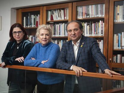 De izquierda a derecha, Angels Gregori, presidenta del PEN catalan, Jennifer Clement, presidenta del PEN internacional y Carles Torner, director ejecutivo del PEN internacional, en la presentación del comunicado a favor de Jordi Cuixart y Jordi Sànchez. 