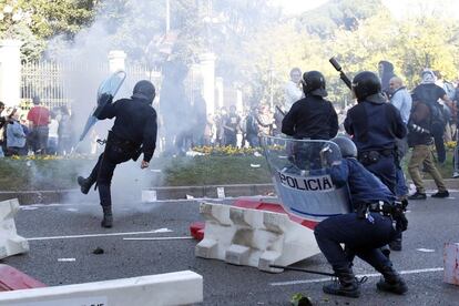 Agentes de la Policía Nacional protegen el Banco de España en la plaza de Cibeles de Madrid.