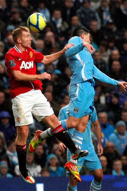 Scholes disputa un balón aéreo con Nasri.