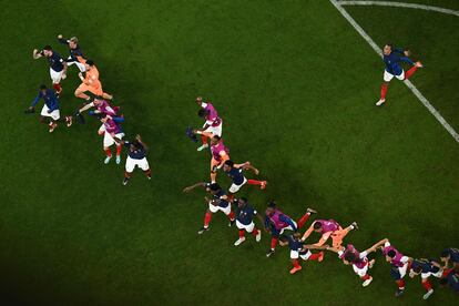 El conjunto francés celebra su paso a cuartos de final en el Mundial de Qatar.