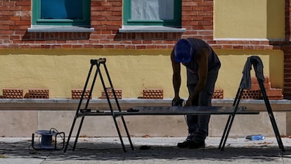 Un obrero de la construcción trabaja en una vivienda.