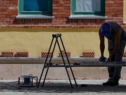 Un obrero de la construcción trabaja en una vivienda.