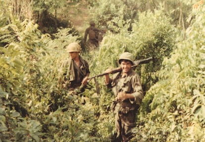 Oliver Stone, en 1968 en la guerra de Vietnam transportando una ametralladora M60.