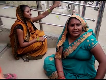 Dos mujeres a las afueras del Hospital Etah, en donde se atienden a los heridos de la estampida en el distrito de Hathras, este martes.