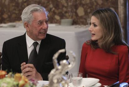 Doña Letizia conversa con el escritor Mario Vargas Llosa durante el almuerzo que han ofrecido hoy los Príncipes de Asturias