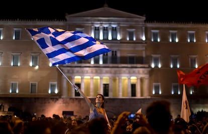 La primera ministra polaca, Ewa Kopacz, consideró que si el resultado final del referéndum griego confirma los primeros datos "a Grecia le queda probablemente solo un camino: salir de la eurozona". En la imagen, concentración de partidarios del 'no' ante el Parlamento griego.