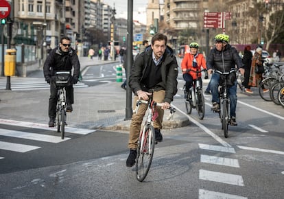 Varias personas van en bicicleta a su trabajo en Valencia, este jueves.