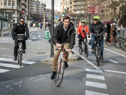 Varias personas van en bicicleta a su trabajo en Valencia, este jueves.