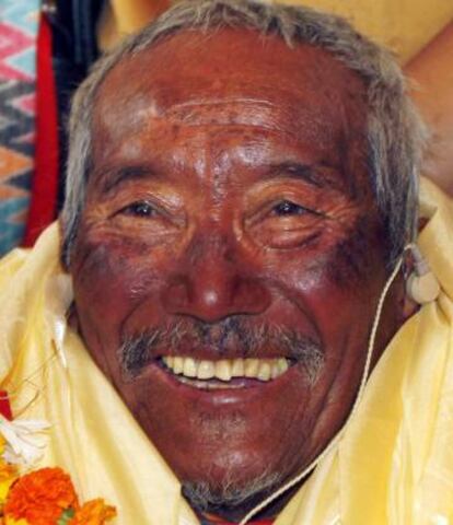 Min Bahadur Sherchan, en 2008, cuando hizo cumbre en el Everest con 76 años.