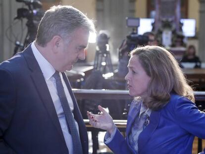 Javier Hernani, consejero delegado de BME, y Nadia Calviño, vicepresidenta de Asuntos Económicos. 