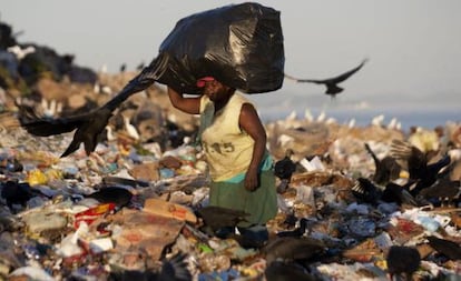 Uma mulher em um aterro do Rio de Janeiro.