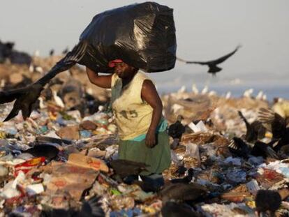 Una mujer, en un vertedero de R&iacute;o de Janeiro (Brasil). 