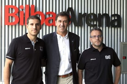 El base Quino Colom, izquierda, junto al presidente del Bilbao Basket, Jon Davalillo, y el entrenador ayudante, Óscar Lata.