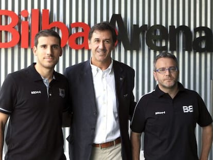 El base Quino Colom, izquierda, junto al presidente del Bilbao Basket, Jon Davalillo, y el entrenador ayudante, Óscar Lata.