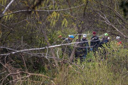 Efectivos de emergencias han rescatado este miércoles ek cuerpo sin vida del río Ebro en Logroño en la zona donde se busca desde hace más de dos semanas al joven Javier Márquez. La Delegación del Gobierno en La Rioja ha precisado, en una nota, que el cadáver se ha encontrado sobre las 13:45 horas y posteriormente se ha realizado el levantamiento del cuerpo para proceder a su identificación, sin que haya facilitado más datos. EFE/Raquel Manzanares