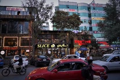 Los negocios, restaurantes y empresas iluminadas con neones dan a algunas calles del barrio kabulí de Shar-e-Nao un aspecto de urbe moderna que, pese a su reconstrucción en las dos últimas décadas, dista mucho del panorama que rodea a la mayoría de esta ciudad de unos seis millones de habitantes, el 9 de octubre.