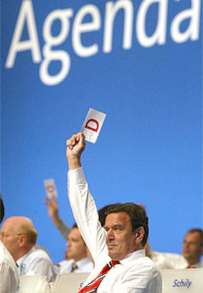 El canciller alemán vota a favor de su programa de reformas en el congreso del SPD.