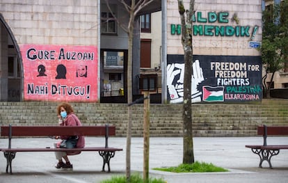 Pintada en los soportales de la plaza de Rentería, junto a la ikastola, con la imagen de terroristas y el lema "los queremos en nuestro barrio".