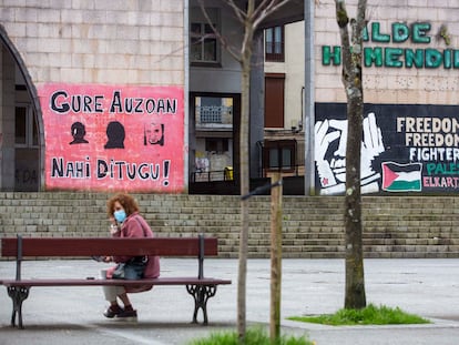 Pintada en los soportales de la plaza de Rentería, junto a la ikastola, con la imagen de terroristas y el lema "los queremos en nuestro barrio".