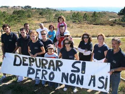 Vecinos de Aguiño, concentrados ayer junto al lugar donde se proyecta la depuradora de aguas de Ribeira, en la punta de Couso.