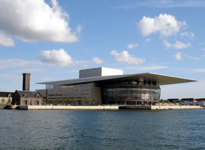 Este antiguo astillero convertido en auditorio es la sede de la Orquesta Real y el Ballet Real de Dinamarca.