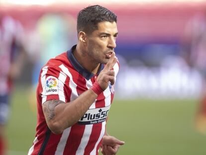 Luis Suárez celebra uno de sus dos goles este domingo en el Wanda Metropolitano en su estreno con el Atlético.