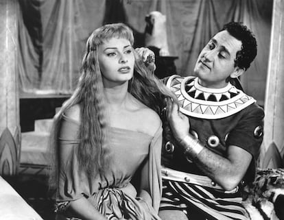 Sofia Loren y Alberto Sordi en el set de 'Las noches de Cleopatra' (1954).