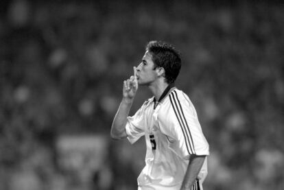 Tras anotar el gol del empate a dos Raúl hace el gesto de guardar silencio al público del Barcelona.