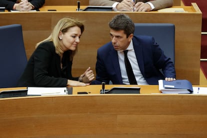 El president de la Generalitat, Carlos Mazón (d) y la vicepresidenta, Susana Camarero, durante el pleno en las Cortes el pasado mes de noviembre.