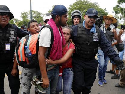 Policiais mexicanos detém migrantes latinos na fronteira entre a Guatemala e o México, em Metapa (Estado de Chiapas), nesta quinta-feira. 