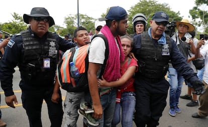 Policiais mexicanos detém migrantes latinos na fronteira entre a Guatemala e o México, em Metapa (Estado de Chiapas), nesta quinta-feira.