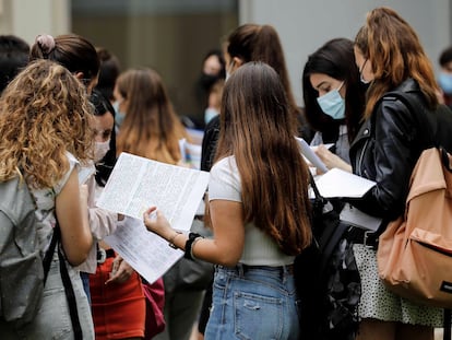 Un grupo de alumnas repasa antes de empezar la selectividad en la Universidad Politécnica de Valencia el ocho de junio.