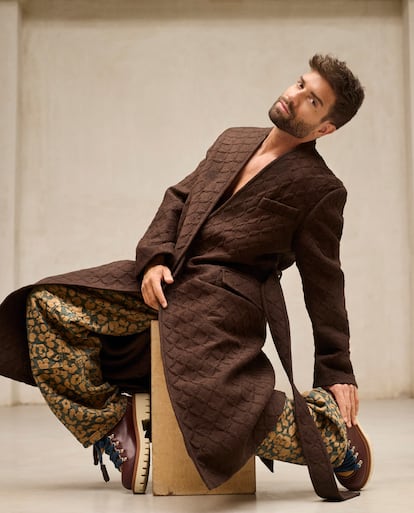 Pablo Alborán con abrigo tipo kimono, pantalón y botas, todo, LOUIS VUITTON.