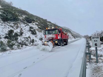 Un quitanieves en una carretera de Ávila, esta mañana.