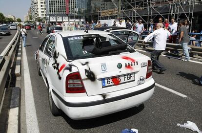 Los taxistas que se manifiestan en Madrid han cortado el Paseo de la Castellana en los dos sentidos, a la altura de Nuevos Ministerios, y un grupo de unos 50 se ha dirigido hacia un taxi que circulaba con pasajeros y ha golpeado al vehículo, que ha quedado "reventado", según testigos presenciales.